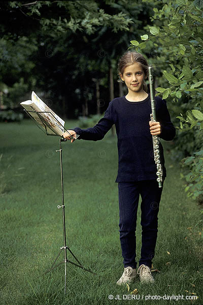 petite fille  la flte - litlle girl with her flute